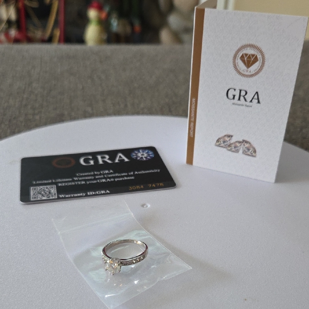 Elegant Silver Ring with Clear Gemstone